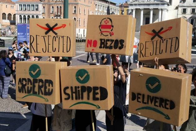 News Themen der Woche KW26 June 28, 2025, Venice, Italy: A thousand protesters from social centers and environmental associations participated in No Space For Bezos demonstration against the exploitation of the city and marched through the streets in protest against the presence of Billionaire Bezos and this $50 million dollar wedding to his fiancé Sanchez this weekend. Venice Italy  - ZUMAp169 20250628_zea_p169_487 Copyright: xRobertoxBrancolinix