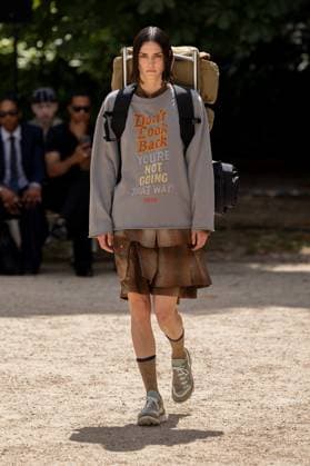 Défilé White Mountaineering de la mode homme Printemps Été 2026 dans le cadre de la Fashion Week de Paris Défilé White Mountaineering de la mode homme Printemps Été 2026 dans le cadre de la Fashion Week de Paris, France, le 28 juin 2025 Sébastien Fremont Bestimage A model, faashion detail, walks the runway during the White Mountaineering Menswear Spring Summer 2026 show as part of Paris Fashion Week on June 28, 2025 in Paris, France Paris France  Copyright: xSebastienxFremontx xBestimagexSebastienxFremontx xBestimagex