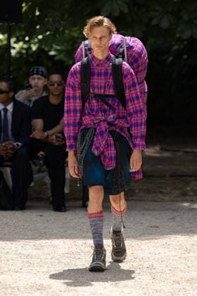 Défilé White Mountaineering de la mode homme Printemps Été 2026 dans le cadre de la Fashion Week de Paris Défilé White Mountaineering de la mode homme Printemps Été 2026 dans le cadre de la Fashion Week de Paris, France, le 28 juin 2025 Sébastien Fremont Bestimage A model, faashion detail, walks the runway during the White Mountaineering Menswear Spring Summer 2026 show as part of Paris Fashion Week on June 28, 2025 in Paris, France Paris France  Copyright: xSebastienxFremontx xBestimagexSebastienxFremontx xBestimagex