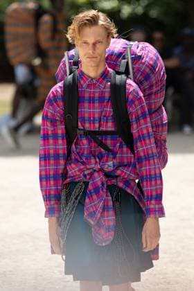 Défilé White Mountaineering de la mode homme Printemps Été 2026 dans le cadre de la Fashion Week de Paris Défilé White Mountaineering de la mode homme Printemps Été 2026 dans le cadre de la Fashion Week de Paris, France, le 28 juin 2025 Sébastien Fremont Bestimage A model, faashion detail, walks the runway during the White Mountaineering Menswear Spring Summer 2026 show as part of Paris Fashion Week on June 28, 2025 in Paris, France Paris France  Copyright: xSebastienxFremontx xBestimagexSebastienxFremontx xBestimagex