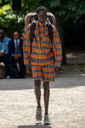 Défilé White Mountaineering de la mode homme Printemps Été 2026 dans le cadre de la Fashion Week de Paris Défilé White Mountaineering de la mode homme Printemps Été 2026 dans le cadre de la Fashion Week de Paris, France, le 28 juin 2025 Sébastien Fremont Bestimage A model, faashion detail, walks the runway during the White Mountaineering Menswear Spring Summer 2026 show as part of Paris Fashion Week on June 28, 2025 in Paris, France Paris France  Copyright: xSebastienxFremontx xBestimagexSebastienxFremontx xBestimagex