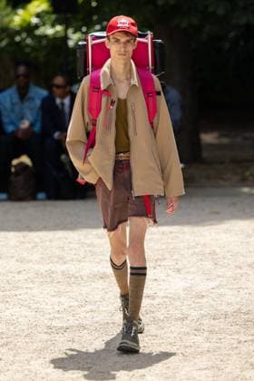 Défilé White Mountaineering de la mode homme Printemps Été 2026 dans le cadre de la Fashion Week de Paris Défilé White Mountaineering de la mode homme Printemps Été 2026 dans le cadre de la Fashion Week de Paris, France, le 28 juin 2025 Sébastien Fremont Bestimage A model, faashion detail, walks the runway during the White Mountaineering Menswear Spring Summer 2026 show as part of Paris Fashion Week on June 28, 2025 in Paris, France Paris France  Copyright: xSebastienxFremontx xBestimagexSebastienxFremontx xBestimagex