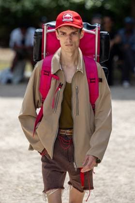 Défilé White Mountaineering de la mode homme Printemps Été 2026 dans le cadre de la Fashion Week de Paris Défilé White Mountaineering de la mode homme Printemps Été 2026 dans le cadre de la Fashion Week de Paris, France, le 28 juin 2025 Sébastien Fremont Bestimage A model, faashion detail, walks the runway during the White Mountaineering Menswear Spring Summer 2026 show as part of Paris Fashion Week on June 28, 2025 in Paris, France Paris France  Copyright: xSebastienxFremontx xBestimagexSebastienxFremontx xBestimagex