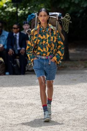 Défilé White Mountaineering de la mode homme Printemps Été 2026 dans le cadre de la Fashion Week de Paris Défilé White Mountaineering de la mode homme Printemps Été 2026 dans le cadre de la Fashion Week de Paris, France, le 28 juin 2025 Sébastien Fremont Bestimage A model, faashion detail, walks the runway during the White Mountaineering Menswear Spring Summer 2026 show as part of Paris Fashion Week on June 28, 2025 in Paris, France Paris France  Copyright: xSebastienxFremontx xBestimagexSebastienxFremontx xBestimagex