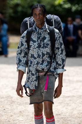 Défilé White Mountaineering de la mode homme Printemps Été 2026 dans le cadre de la Fashion Week de Paris Défilé White Mountaineering de la mode homme Printemps Été 2026 dans le cadre de la Fashion Week de Paris, France, le 28 juin 2025 Sébastien Fremont Bestimage A model, faashion detail, walks the runway during the White Mountaineering Menswear Spring Summer 2026 show as part of Paris Fashion Week on June 28, 2025 in Paris, France Paris France  Copyright: xSebastienxFremontx xBestimagexSebastienxFremontx xBestimagex