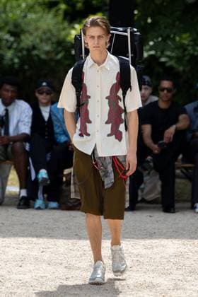 Défilé White Mountaineering de la mode homme Printemps Été 2026 dans le cadre de la Fashion Week de Paris Défilé White Mountaineering de la mode homme Printemps Été 2026 dans le cadre de la Fashion Week de Paris, France, le 28 juin 2025 Sébastien Fremont Bestimage A model, faashion detail, walks the runway during the White Mountaineering Menswear Spring Summer 2026 show as part of Paris Fashion Week on June 28, 2025 in Paris, France Paris France  Copyright: xSebastienxFremontx xBestimagexSebastienxFremontx xBestimagex