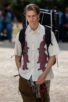 Défilé White Mountaineering de la mode homme Printemps Été 2026 dans le cadre de la Fashion Week de Paris Défilé White Mountaineering de la mode homme Printemps Été 2026 dans le cadre de la Fashion Week de Paris, France, le 28 juin 2025 Sébastien Fremont Bestimage A model, faashion detail, walks the runway during the White Mountaineering Menswear Spring Summer 2026 show as part of Paris Fashion Week on June 28, 2025 in Paris, France Paris France  Copyright: xSebastienxFremontx xBestimagexSebastienxFremontx xBestimagex