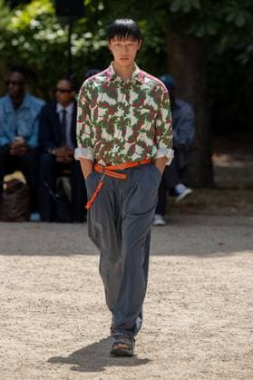 Défilé White Mountaineering de la mode homme Printemps Été 2026 dans le cadre de la Fashion Week de Paris Défilé White Mountaineering de la mode homme Printemps Été 2026 dans le cadre de la Fashion Week de Paris, France, le 28 juin 2025 Sébastien Fremont Bestimage A model, faashion detail, walks the runway during the White Mountaineering Menswear Spring Summer 2026 show as part of Paris Fashion Week on June 28, 2025 in Paris, France Paris France  Copyright: xSebastienxFremontx xBestimagexSebastienxFremontx xBestimagex