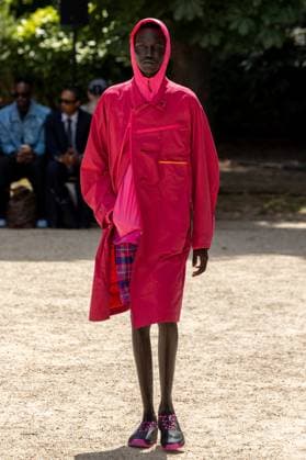 Défilé White Mountaineering de la mode homme Printemps Été 2026 dans le cadre de la Fashion Week de Paris Défilé White Mountaineering de la mode homme Printemps Été 2026 dans le cadre de la Fashion Week de Paris, France, le 28 juin 2025 Sébastien Fremont Bestimage A model, faashion detail, walks the runway during the White Mountaineering Menswear Spring Summer 2026 show as part of Paris Fashion Week on June 28, 2025 in Paris, France Paris France  Copyright: xSebastienxFremontx xBestimagexSebastienxFremontx xBestimagex