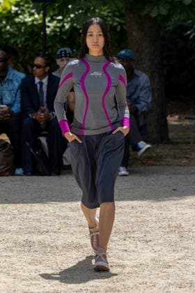 Défilé White Mountaineering de la mode homme Printemps Été 2026 dans le cadre de la Fashion Week de Paris Défilé White Mountaineering de la mode homme Printemps Été 2026 dans le cadre de la Fashion Week de Paris, France, le 28 juin 2025 Sébastien Fremont Bestimage A model, faashion detail, walks the runway during the White Mountaineering Menswear Spring Summer 2026 show as part of Paris Fashion Week on June 28, 2025 in Paris, France Paris France  Copyright: xSebastienxFremontx xBestimagexSebastienxFremontx xBestimagex