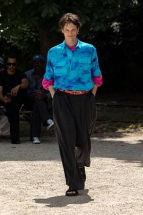 Défilé White Mountaineering de la mode homme Printemps Été 2026 dans le cadre de la Fashion Week de Paris Défilé White Mountaineering de la mode homme Printemps Été 2026 dans le cadre de la Fashion Week de Paris, France, le 28 juin 2025 Sébastien Fremont Bestimage A model, faashion detail, walks the runway during the White Mountaineering Menswear Spring Summer 2026 show as part of Paris Fashion Week on June 28, 2025 in Paris, France Paris France  Copyright: xSebastienxFremontx xBestimagexSebastienxFremontx xBestimagex