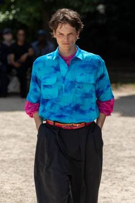 Défilé White Mountaineering de la mode homme Printemps Été 2026 dans le cadre de la Fashion Week de Paris Défilé White Mountaineering de la mode homme Printemps Été 2026 dans le cadre de la Fashion Week de Paris, France, le 28 juin 2025 Sébastien Fremont Bestimage A model, faashion detail, walks the runway during the White Mountaineering Menswear Spring Summer 2026 show as part of Paris Fashion Week on June 28, 2025 in Paris, France Paris France  Copyright: xSebastienxFremontx xBestimagexSebastienxFremontx xBestimagex