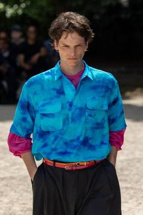 Défilé White Mountaineering de la mode homme Printemps Été 2026 dans le cadre de la Fashion Week de Paris Défilé White Mountaineering de la mode homme Printemps Été 2026 dans le cadre de la Fashion Week de Paris, France, le 28 juin 2025 Sébastien Fremont Bestimage A model, faashion detail, walks the runway during the White Mountaineering Menswear Spring Summer 2026 show as part of Paris Fashion Week on June 28, 2025 in Paris, France Paris France  Copyright: xSebastienxFremontx xBestimagexSebastienxFremontx xBestimagex