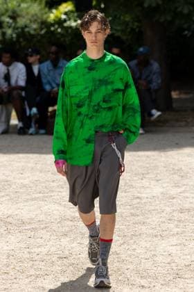 Défilé White Mountaineering de la mode homme Printemps Été 2026 dans le cadre de la Fashion Week de Paris Défilé White Mountaineering de la mode homme Printemps Été 2026 dans le cadre de la Fashion Week de Paris, France, le 28 juin 2025 Sébastien Fremont Bestimage A model, faashion detail, walks the runway during the White Mountaineering Menswear Spring Summer 2026 show as part of Paris Fashion Week on June 28, 2025 in Paris, France Paris France  Copyright: xSebastienxFremontx xBestimagexSebastienxFremontx xBestimagex