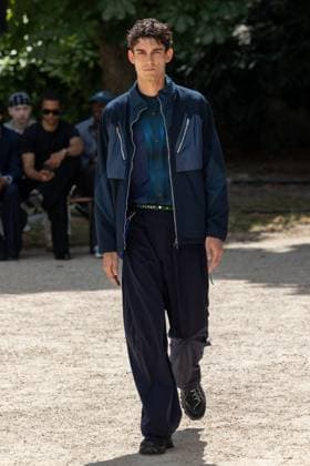 Défilé White Mountaineering de la mode homme Printemps Été 2026 dans le cadre de la Fashion Week de Paris Défilé White Mountaineering de la mode homme Printemps Été 2026 dans le cadre de la Fashion Week de Paris, France, le 28 juin 2025 Sébastien Fremont Bestimage A model, faashion detail, walks the runway during the White Mountaineering Menswear Spring Summer 2026 show as part of Paris Fashion Week on June 28, 2025 in Paris, France Paris France  Copyright: xSebastienxFremontx xBestimagexSebastienxFremontx xBestimagex