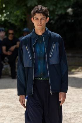 Défilé White Mountaineering de la mode homme Printemps Été 2026 dans le cadre de la Fashion Week de Paris Défilé White Mountaineering de la mode homme Printemps Été 2026 dans le cadre de la Fashion Week de Paris, France, le 28 juin 2025 Sébastien Fremont Bestimage A model, faashion detail, walks the runway during the White Mountaineering Menswear Spring Summer 2026 show as part of Paris Fashion Week on June 28, 2025 in Paris, France Paris France  Copyright: xSebastienxFremontx xBestimagexSebastienxFremontx xBestimagex