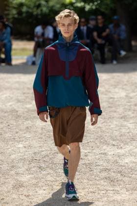 Défilé White Mountaineering de la mode homme Printemps Été 2026 dans le cadre de la Fashion Week de Paris Défilé White Mountaineering de la mode homme Printemps Été 2026 dans le cadre de la Fashion Week de Paris, France, le 28 juin 2025 Sébastien Fremont Bestimage A model, faashion detail, walks the runway during the White Mountaineering Menswear Spring Summer 2026 show as part of Paris Fashion Week on June 28, 2025 in Paris, France Paris France  Copyright: xSebastienxFremontx xBestimagexSebastienxFremontx xBestimagex