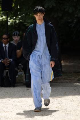 Défilé White Mountaineering de la mode homme Printemps Été 2026 dans le cadre de la Fashion Week de Paris Défilé White Mountaineering de la mode homme Printemps Été 2026 dans le cadre de la Fashion Week de Paris, France, le 28 juin 2025 Sébastien Fremont Bestimage A model, faashion detail, walks the runway during the White Mountaineering Menswear Spring Summer 2026 show as part of Paris Fashion Week on June 28, 2025 in Paris, France Paris France  Copyright: xSebastienxFremontx xBestimagexSebastienxFremontx xBestimagex