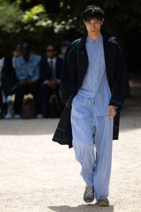 Défilé White Mountaineering de la mode homme Printemps Été 2026 dans le cadre de la Fashion Week de Paris Défilé White Mountaineering de la mode homme Printemps Été 2026 dans le cadre de la Fashion Week de Paris, France, le 28 juin 2025 Sébastien Fremont Bestimage A model, faashion detail, walks the runway during the White Mountaineering Menswear Spring Summer 2026 show as part of Paris Fashion Week on June 28, 2025 in Paris, France Paris France  Copyright: xSebastienxFremontx xBestimagexSebastienxFremontx xBestimagex