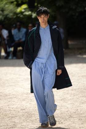 Défilé White Mountaineering de la mode homme Printemps Été 2026 dans le cadre de la Fashion Week de Paris Défilé White Mountaineering de la mode homme Printemps Été 2026 dans le cadre de la Fashion Week de Paris, France, le 28 juin 2025 Sébastien Fremont Bestimage A model, faashion detail, walks the runway during the White Mountaineering Menswear Spring Summer 2026 show as part of Paris Fashion Week on June 28, 2025 in Paris, France Paris France  Copyright: xSebastienxFremontx xBestimagexSebastienxFremontx xBestimagex
