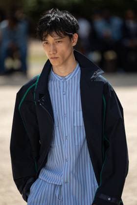 Défilé White Mountaineering de la mode homme Printemps Été 2026 dans le cadre de la Fashion Week de Paris Défilé White Mountaineering de la mode homme Printemps Été 2026 dans le cadre de la Fashion Week de Paris, France, le 28 juin 2025 Sébastien Fremont Bestimage A model, faashion detail, walks the runway during the White Mountaineering Menswear Spring Summer 2026 show as part of Paris Fashion Week on June 28, 2025 in Paris, France Paris France  Copyright: xSebastienxFremontx xBestimagexSebastienxFremontx xBestimagex