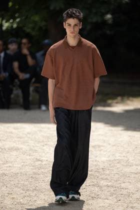 Défilé White Mountaineering de la mode homme Printemps Été 2026 dans le cadre de la Fashion Week de Paris Défilé White Mountaineering de la mode homme Printemps Été 2026 dans le cadre de la Fashion Week de Paris, France, le 28 juin 2025 Sébastien Fremont Bestimage A model, faashion detail, walks the runway during the White Mountaineering Menswear Spring Summer 2026 show as part of Paris Fashion Week on June 28, 2025 in Paris, France Paris France  Copyright: xSebastienxFremontx xBestimagexSebastienxFremontx xBestimagex