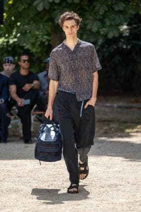 Défilé White Mountaineering de la mode homme Printemps Été 2026 dans le cadre de la Fashion Week de Paris Défilé White Mountaineering de la mode homme Printemps Été 2026 dans le cadre de la Fashion Week de Paris, France, le 28 juin 2025 Sébastien Fremont Bestimage A model, faashion detail, walks the runway during the White Mountaineering Menswear Spring Summer 2026 show as part of Paris Fashion Week on June 28, 2025 in Paris, France Paris France  Copyright: xSebastienxFremontx xBestimagexSebastienxFremontx xBestimagex