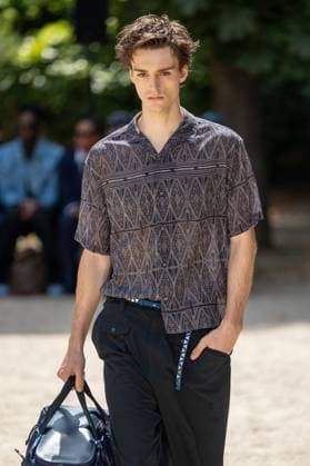 Défilé White Mountaineering de la mode homme Printemps Été 2026 dans le cadre de la Fashion Week de Paris Défilé White Mountaineering de la mode homme Printemps Été 2026 dans le cadre de la Fashion Week de Paris, France, le 28 juin 2025 Sébastien Fremont Bestimage A model, faashion detail, walks the runway during the White Mountaineering Menswear Spring Summer 2026 show as part of Paris Fashion Week on June 28, 2025 in Paris, France Paris France  Copyright: xSebastienxFremontx xBestimagexSebastienxFremontx xBestimagex