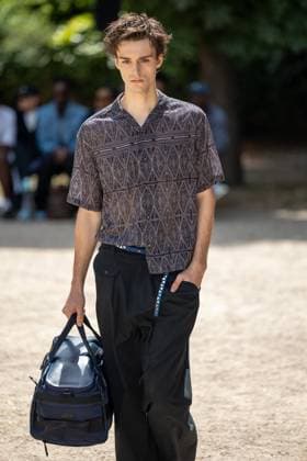 Défilé White Mountaineering de la mode homme Printemps Été 2026 dans le cadre de la Fashion Week de Paris Défilé White Mountaineering de la mode homme Printemps Été 2026 dans le cadre de la Fashion Week de Paris, France, le 28 juin 2025 Sébastien Fremont Bestimage A model, faashion detail, walks the runway during the White Mountaineering Menswear Spring Summer 2026 show as part of Paris Fashion Week on June 28, 2025 in Paris, France Paris France  Copyright: xSebastienxFremontx xBestimagexSebastienxFremontx xBestimagex