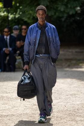 Défilé White Mountaineering de la mode homme Printemps Été 2026 dans le cadre de la Fashion Week de Paris Défilé White Mountaineering de la mode homme Printemps Été 2026 dans le cadre de la Fashion Week de Paris, France, le 28 juin 2025 Sébastien Fremont Bestimage A model, faashion detail, walks the runway during the White Mountaineering Menswear Spring Summer 2026 show as part of Paris Fashion Week on June 28, 2025 in Paris, France Paris France  Copyright: xSebastienxFremontx xBestimagexSebastienxFremontx xBestimagex