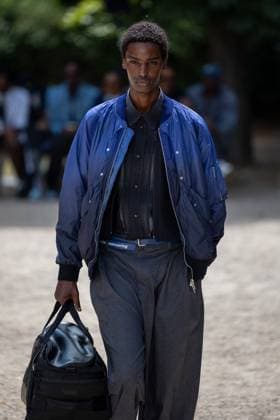 Défilé White Mountaineering de la mode homme Printemps Été 2026 dans le cadre de la Fashion Week de Paris Défilé White Mountaineering de la mode homme Printemps Été 2026 dans le cadre de la Fashion Week de Paris, France, le 28 juin 2025 Sébastien Fremont Bestimage A model, faashion detail, walks the runway during the White Mountaineering Menswear Spring Summer 2026 show as part of Paris Fashion Week on June 28, 2025 in Paris, France Paris France  Copyright: xSebastienxFremontx xBestimagexSebastienxFremontx xBestimagex
