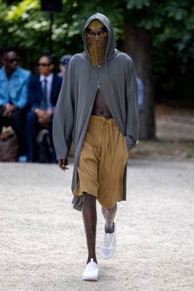 Défilé White Mountaineering de la mode homme Printemps Été 2026 dans le cadre de la Fashion Week de Paris Défilé White Mountaineering de la mode homme Printemps Été 2026 dans le cadre de la Fashion Week de Paris, France, le 28 juin 2025 Sébastien Fremont Bestimage A model, faashion detail, walks the runway during the White Mountaineering Menswear Spring Summer 2026 show as part of Paris Fashion Week on June 28, 2025 in Paris, France Paris France  Copyright: xSebastienxFremontx xBestimagexSebastienxFremontx xBestimagex
