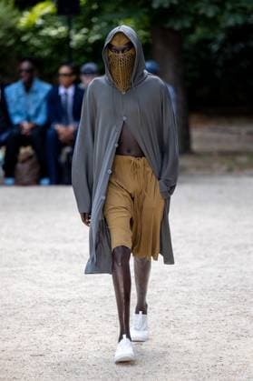 Défilé White Mountaineering de la mode homme Printemps Été 2026 dans le cadre de la Fashion Week de Paris Défilé White Mountaineering de la mode homme Printemps Été 2026 dans le cadre de la Fashion Week de Paris, France, le 28 juin 2025 Sébastien Fremont Bestimage A model, faashion detail, walks the runway during the White Mountaineering Menswear Spring Summer 2026 show as part of Paris Fashion Week on June 28, 2025 in Paris, France Paris France  Copyright: xSebastienxFremontx xBestimagexSebastienxFremontx xBestimagex