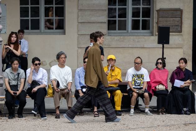 Défilé White Mountaineering de la mode homme Printemps Été 2026 dans le cadre de la Fashion Week de Paris Défilé White Mountaineering de la mode homme Printemps Été 2026 dans le cadre de la Fashion Week de Paris, France, le 28 juin 2025 Sébastien Fremont Bestimage A model, faashion detail, walks the runway during the White Mountaineering Menswear Spring Summer 2026 show as part of Paris Fashion Week on June 28, 2025 in Paris, France Paris France  Copyright: xSebastienxFremontx xBestimagexSebastienxFremontx xBestimagex
