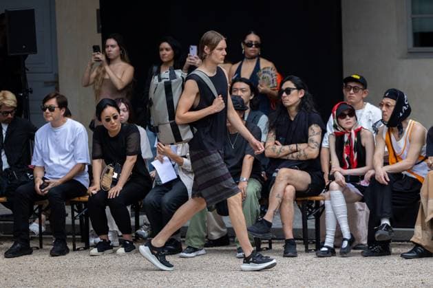 Défilé White Mountaineering de la mode homme Printemps Été 2026 dans le cadre de la Fashion Week de Paris Défilé White Mountaineering de la mode homme Printemps Été 2026 dans le cadre de la Fashion Week de Paris, France, le 28 juin 2025 Sébastien Fremont Bestimage A model, faashion detail, walks the runway during the White Mountaineering Menswear Spring Summer 2026 show as part of Paris Fashion Week on June 28, 2025 in Paris, France Paris France  Copyright: xSebastienxFremontx xBestimagexSebastienxFremontx xBestimagex