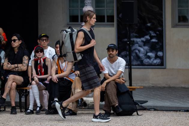 Défilé White Mountaineering de la mode homme Printemps Été 2026 dans le cadre de la Fashion Week de Paris Défilé White Mountaineering de la mode homme Printemps Été 2026 dans le cadre de la Fashion Week de Paris, France, le 28 juin 2025 Sébastien Fremont Bestimage A model, faashion detail, walks the runway during the White Mountaineering Menswear Spring Summer 2026 show as part of Paris Fashion Week on June 28, 2025 in Paris, France Paris France  Copyright: xSebastienxFremontx xBestimagexSebastienxFremontx xBestimagex