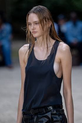 Défilé White Mountaineering de la mode homme Printemps Été 2026 dans le cadre de la Fashion Week de Paris Défilé White Mountaineering de la mode homme Printemps Été 2026 dans le cadre de la Fashion Week de Paris, France, le 28 juin 2025 Sébastien Fremont Bestimage A model, faashion detail, walks the runway during the White Mountaineering Menswear Spring Summer 2026 show as part of Paris Fashion Week on June 28, 2025 in Paris, France Paris France  Copyright: xSebastienxFremontx xBestimagexSebastienxFremontx xBestimagex