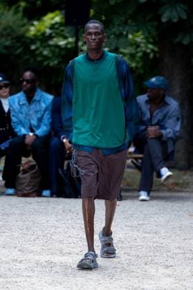 Défilé White Mountaineering de la mode homme Printemps Été 2026 dans le cadre de la Fashion Week de Paris Défilé White Mountaineering de la mode homme Printemps Été 2026 dans le cadre de la Fashion Week de Paris, France, le 28 juin 2025 Sébastien Fremont Bestimage A model, faashion detail, walks the runway during the White Mountaineering Menswear Spring Summer 2026 show as part of Paris Fashion Week on June 28, 2025 in Paris, France Paris France  Copyright: xSebastienxFremontx xBestimagexSebastienxFremontx xBestimagex