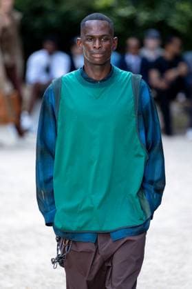 Défilé White Mountaineering de la mode homme Printemps Été 2026 dans le cadre de la Fashion Week de Paris Défilé White Mountaineering de la mode homme Printemps Été 2026 dans le cadre de la Fashion Week de Paris, France, le 28 juin 2025 Sébastien Fremont Bestimage A model, faashion detail, walks the runway during the White Mountaineering Menswear Spring Summer 2026 show as part of Paris Fashion Week on June 28, 2025 in Paris, France Paris France  Copyright: xSebastienxFremontx xBestimagexSebastienxFremontx xBestimagex