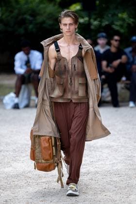 Défilé White Mountaineering de la mode homme Printemps Été 2026 dans le cadre de la Fashion Week de Paris Défilé White Mountaineering de la mode homme Printemps Été 2026 dans le cadre de la Fashion Week de Paris, France, le 28 juin 2025 Sébastien Fremont Bestimage A model, faashion detail, walks the runway during the White Mountaineering Menswear Spring Summer 2026 show as part of Paris Fashion Week on June 28, 2025 in Paris, France Paris France  Copyright: xSebastienxFremontx xBestimagexSebastienxFremontx xBestimagex