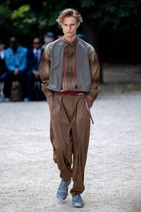 Défilé White Mountaineering de la mode homme Printemps Été 2026 dans le cadre de la Fashion Week de Paris Défilé White Mountaineering de la mode homme Printemps Été 2026 dans le cadre de la Fashion Week de Paris, France, le 28 juin 2025 Sébastien Fremont Bestimage A model, faashion detail, walks the runway during the White Mountaineering Menswear Spring Summer 2026 show as part of Paris Fashion Week on June 28, 2025 in Paris, France Paris France  Copyright: xSebastienxFremontx xBestimagexSebastienxFremontx xBestimagex