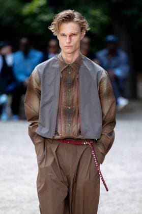 Défilé White Mountaineering de la mode homme Printemps Été 2026 dans le cadre de la Fashion Week de Paris Défilé White Mountaineering de la mode homme Printemps Été 2026 dans le cadre de la Fashion Week de Paris, France, le 28 juin 2025 Sébastien Fremont Bestimage A model, faashion detail, walks the runway during the White Mountaineering Menswear Spring Summer 2026 show as part of Paris Fashion Week on June 28, 2025 in Paris, France Paris France  Copyright: xSebastienxFremontx xBestimagexSebastienxFremontx xBestimagex