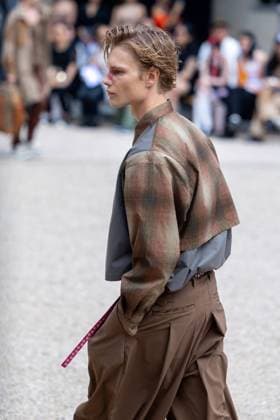 Défilé White Mountaineering de la mode homme Printemps Été 2026 dans le cadre de la Fashion Week de Paris Défilé White Mountaineering de la mode homme Printemps Été 2026 dans le cadre de la Fashion Week de Paris, France, le 28 juin 2025 Sébastien Fremont Bestimage A model, faashion detail, walks the runway during the White Mountaineering Menswear Spring Summer 2026 show as part of Paris Fashion Week on June 28, 2025 in Paris, France Paris France  Copyright: xSebastienxFremontx xBestimagexSebastienxFremontx xBestimagex