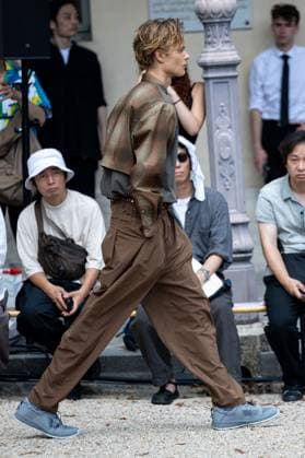 Défilé White Mountaineering de la mode homme Printemps Été 2026 dans le cadre de la Fashion Week de Paris Défilé White Mountaineering de la mode homme Printemps Été 2026 dans le cadre de la Fashion Week de Paris, France, le 28 juin 2025 Sébastien Fremont Bestimage A model, faashion detail, walks the runway during the White Mountaineering Menswear Spring Summer 2026 show as part of Paris Fashion Week on June 28, 2025 in Paris, France Paris France  Copyright: xSebastienxFremontx xBestimagexSebastienxFremontx xBestimagex