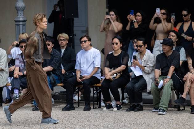 Défilé White Mountaineering de la mode homme Printemps Été 2026 dans le cadre de la Fashion Week de Paris Défilé White Mountaineering de la mode homme Printemps Été 2026 dans le cadre de la Fashion Week de Paris, France, le 28 juin 2025 Sébastien Fremont Bestimage A model, faashion detail, walks the runway during the White Mountaineering Menswear Spring Summer 2026 show as part of Paris Fashion Week on June 28, 2025 in Paris, France Paris France  Copyright: xSebastienxFremontx xBestimagexSebastienxFremontx xBestimagex
