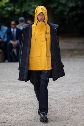 Défilé White Mountaineering de la mode homme Printemps Été 2026 dans le cadre de la Fashion Week de Paris Défilé White Mountaineering de la mode homme Printemps Été 2026 dans le cadre de la Fashion Week de Paris, France, le 28 juin 2025 Sébastien Fremont Bestimage A model, faashion detail, walks the runway during the White Mountaineering Menswear Spring Summer 2026 show as part of Paris Fashion Week on June 28, 2025 in Paris, France Paris France  Copyright: xSebastienxFremontx xBestimagexSebastienxFremontx xBestimagex