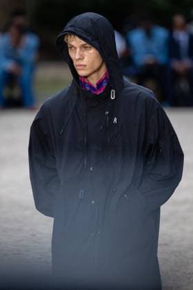 Défilé White Mountaineering de la mode homme Printemps Été 2026 dans le cadre de la Fashion Week de Paris Défilé White Mountaineering de la mode homme Printemps Été 2026 dans le cadre de la Fashion Week de Paris, France, le 28 juin 2025 Sébastien Fremont Bestimage A model, faashion detail, walks the runway during the White Mountaineering Menswear Spring Summer 2026 show as part of Paris Fashion Week on June 28, 2025 in Paris, France Paris France  Copyright: xSebastienxFremontx xBestimagexSebastienxFremontx xBestimagex