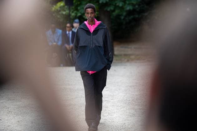 Défilé White Mountaineering de la mode homme Printemps Été 2026 dans le cadre de la Fashion Week de Paris Défilé White Mountaineering de la mode homme Printemps Été 2026 dans le cadre de la Fashion Week de Paris, France, le 28 juin 2025 Sébastien Fremont Bestimage A model, faashion detail, walks the runway during the White Mountaineering Menswear Spring Summer 2026 show as part of Paris Fashion Week on June 28, 2025 in Paris, France Paris France  Copyright: xSebastienxFremontx xBestimagexSebastienxFremontx xBestimagex