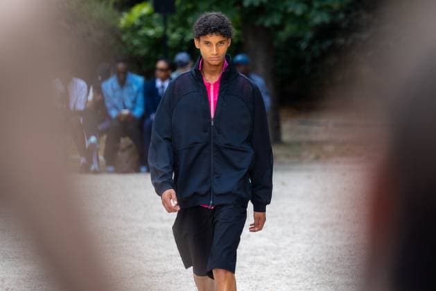 Défilé White Mountaineering de la mode homme Printemps Été 2026 dans le cadre de la Fashion Week de Paris Défilé White Mountaineering de la mode homme Printemps Été 2026 dans le cadre de la Fashion Week de Paris, France, le 28 juin 2025 Sébastien Fremont Bestimage A model, faashion detail, walks the runway during the White Mountaineering Menswear Spring Summer 2026 show as part of Paris Fashion Week on June 28, 2025 in Paris, France Paris France  Copyright: xSebastienxFremontx xBestimagexSebastienxFremontx xBestimagex