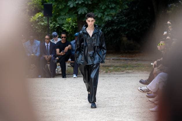 Défilé White Mountaineering de la mode homme Printemps Été 2026 dans le cadre de la Fashion Week de Paris Défilé White Mountaineering de la mode homme Printemps Été 2026 dans le cadre de la Fashion Week de Paris, France, le 28 juin 2025 Sébastien Fremont Bestimage A model, faashion detail, walks the runway during the White Mountaineering Menswear Spring Summer 2026 show as part of Paris Fashion Week on June 28, 2025 in Paris, France Paris France  Copyright: xSebastienxFremontx xBestimagexSebastienxFremontx xBestimagex